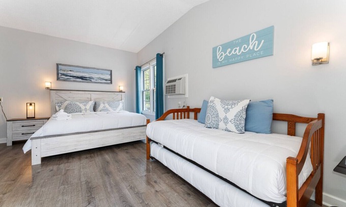 Old Orchard Beach Apartment | King Bed Near Beach Pier and Palace Playland 441