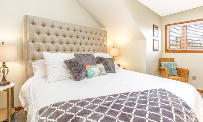 The Galena Territory Villa | King bed, Peaceful, Wood Fireplace, Near Spa, Golf, Trails