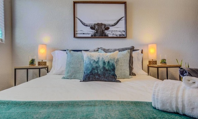 East Colorado Springs House | King bed | Pet friendly | Mountain Views | Safe