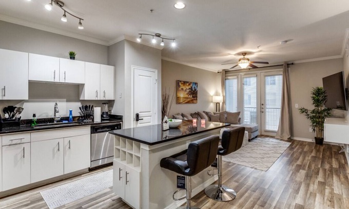 Cityplace Apartment | King Bed-Pool-Hot Tub-Gym-Uptown-Pet Friendly!