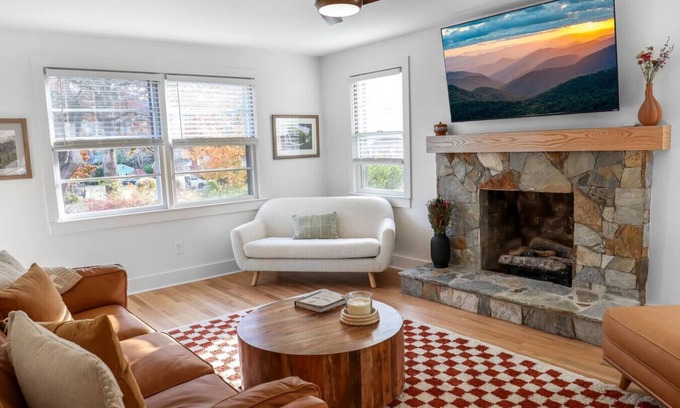 Black Mountain House | King Bed Prime Location Walk to Downtown