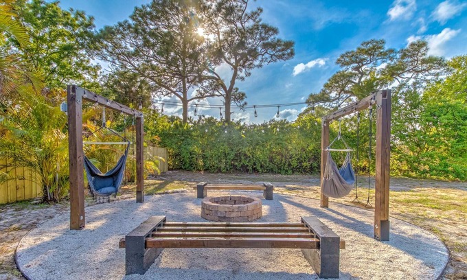Fort Pierce House | King Bed Private Oasis Bungalow Downtown Ft Pierce