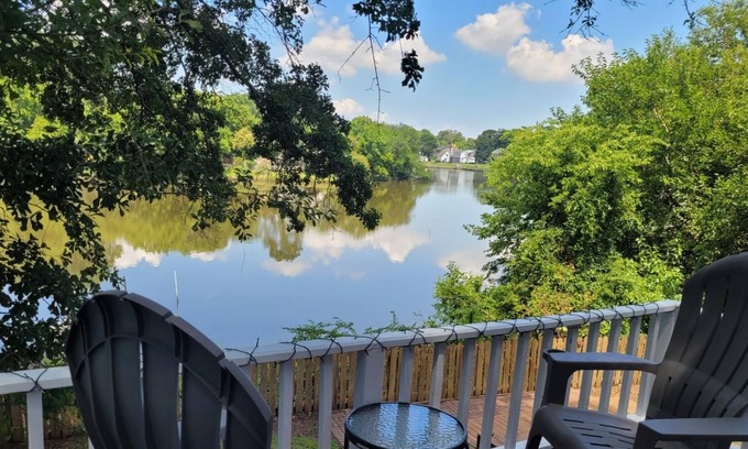 Portsmouth Apartment | King Bed River View House & Guest House Fenced