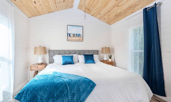 Guntersville Cottage | King Bed Romantic Tiny House + Outdoor Games + Minutes to Lake Guntersville