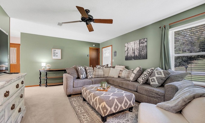 Warner Robins House | King Bed, Screened Porch, Covered RV parking & Garage! Great for extended stays