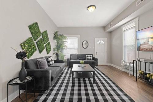 Fountain Square House | King Bed-Sleep 8-Baby-Fireplace-Laundry