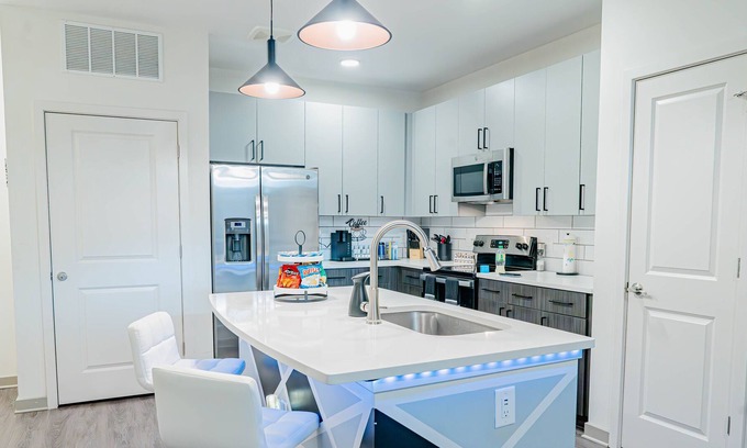 Summerhill Apartment | King Bed Suite w/ Pool 7+ amenities
