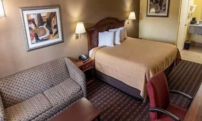 Hawkinsville Hotel | King Bedroom Smoking Room