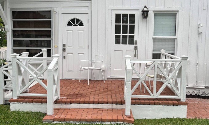 Old Naples Apartment | King Bedrooms, Two Blocks to Gulf, Shopping, and Dining in Old Naplesn