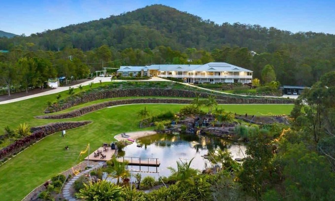 Gold Coast City House | King Beds - Ensuites - Sleeps 20 - Cinema - Lake