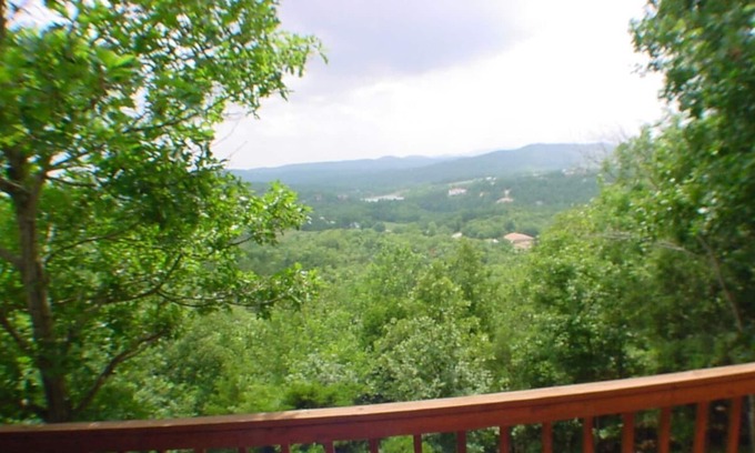 Holiday Island Condo | King Beds, Fireplace, Jacuzzi!