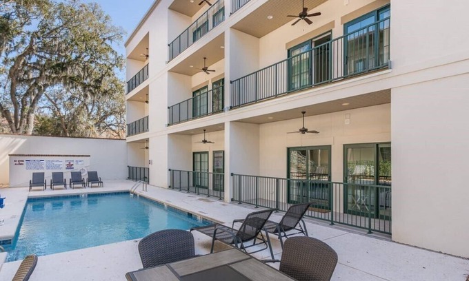 King City Condo | King one-bedroom condo w/pool in the SSI Village area Unit 2205