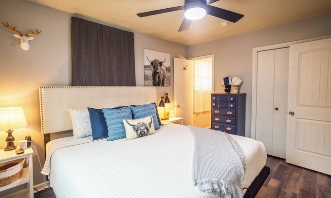 Moore House | King, Pet Friendly, WiFi, Fireplace, Fenced Yard, Patio