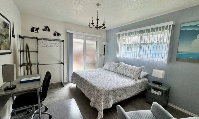 Aberdeen Bed & Breakfast | King Private Room-Dogs, Big or little, are Always Welcome