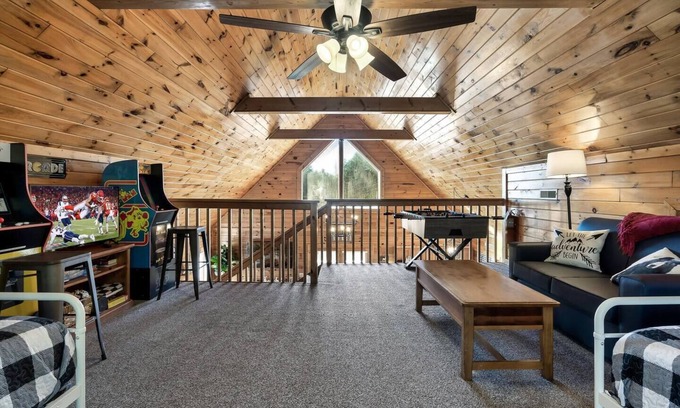 Sevierville Cabin | King/Qn bed cabin |Hot Tub|GSMNP|Dollywood|Arcade