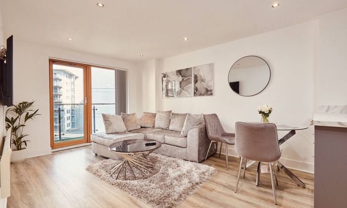 Leeds Apartment | King River Canal View Free Secure Parking