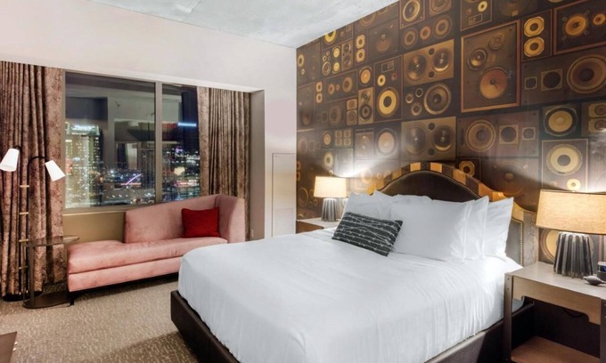 Sobro Hotel | King Room at a 4⭐️ Hotel
