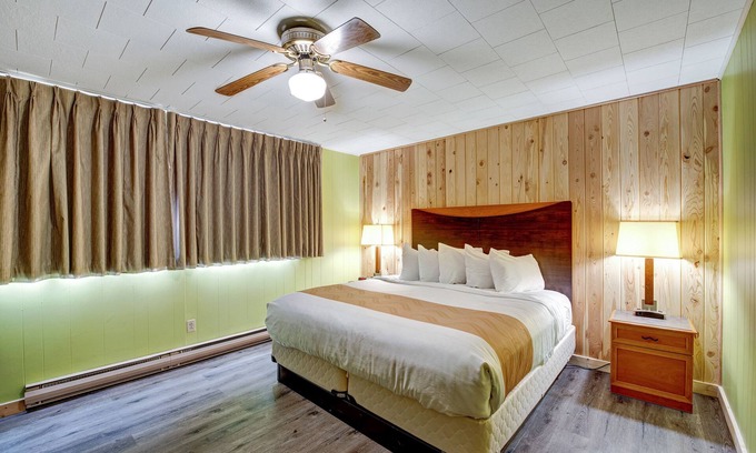 South Fork Apartment | King Room at Four Seasons Lodge