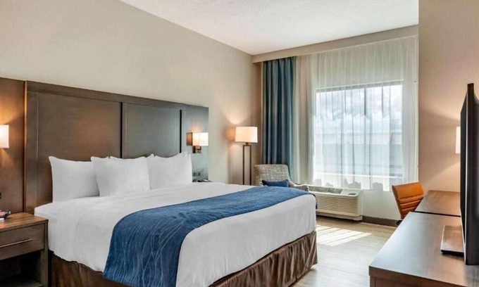 Miami Springs Apartment | King Room Near Ram Air Sales MIA