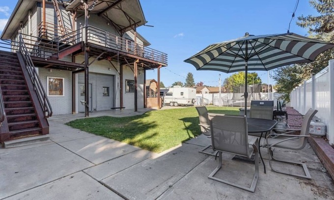 Loveland Apartment | king-size bed, views of Loveland