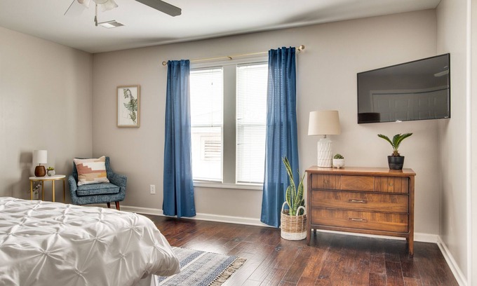 12 South Apartment | King Size Stylish Apt 10 min to city center; Ideal for longer stays