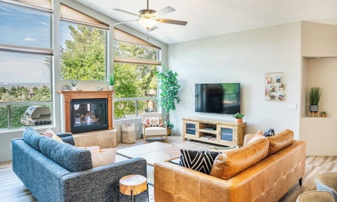 Cottonwood-Verde Village House | King Sized Retreat w/Hot tub, Peloton, Views - Close to Sedona!