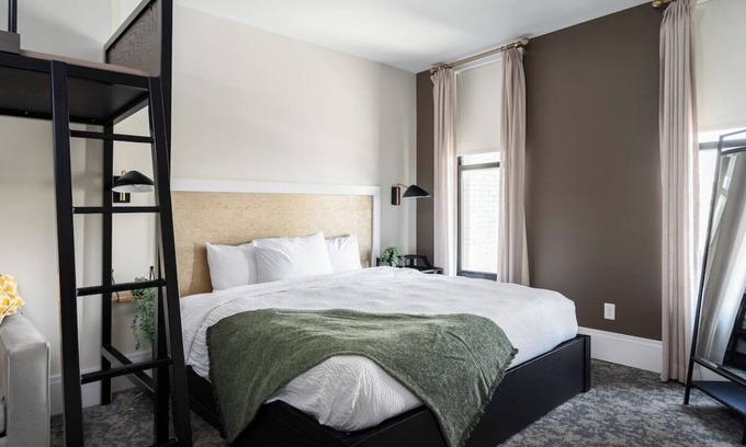 Downtown Louisville Apartment | King Studio, Lofted Twin, Hancock House Louisville