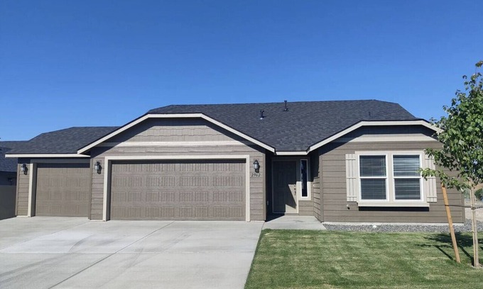 South Richland House | King Suite, 3 Car Garage & Fenced Yard