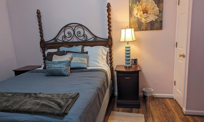 Greensboro House | King Suite, Fast Wi-Fi, Great for Long Stays, Pool, Near GSO Colleges & Coliseum