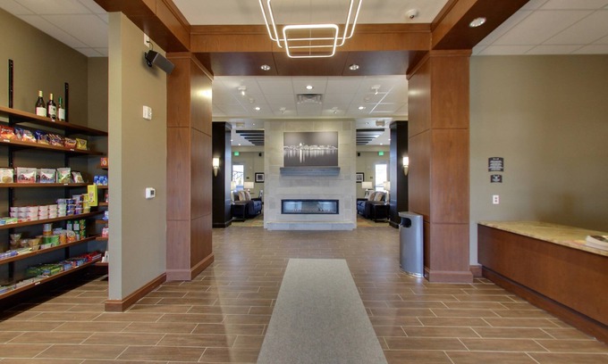 Madison Condo | King Suite. Free Breakfast. Pool with a Slide. Close to Olbrich Botanical Gardens!