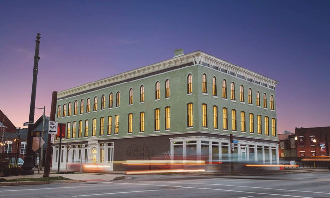 Phoenix Hill Apartment | King Suite - Hancock House Louisville