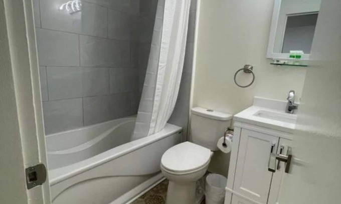 East Kootenay House | King Suite in Gorgeous Radium Room 11