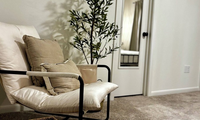 Conroe House | King Suite in cool Conroe with WiFi, AC