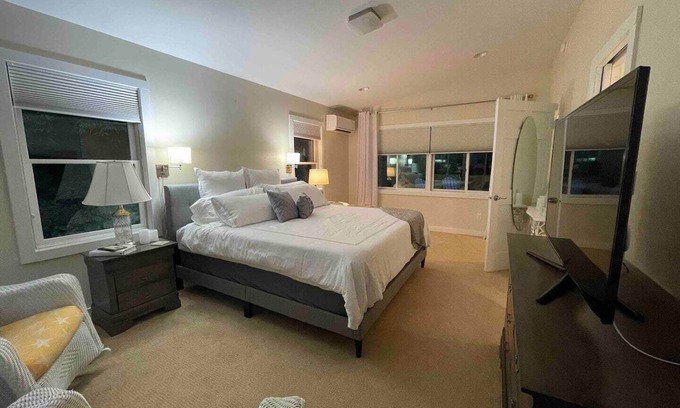 Highlands Apartment | King Suite in Highlands Close to town