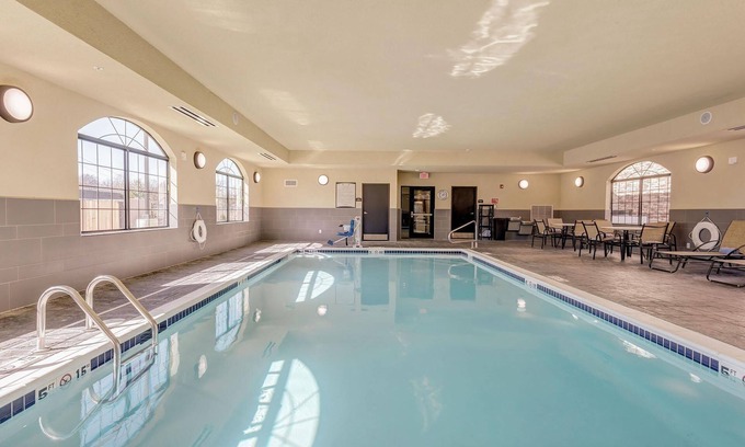 Maryland Heights Condo | King Suite Near Edward Jones! Shared BBQ Area + Shared Pool On-Site