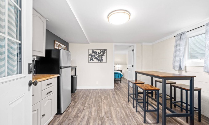 Clarksville House | King Suite near APSU & Downtown