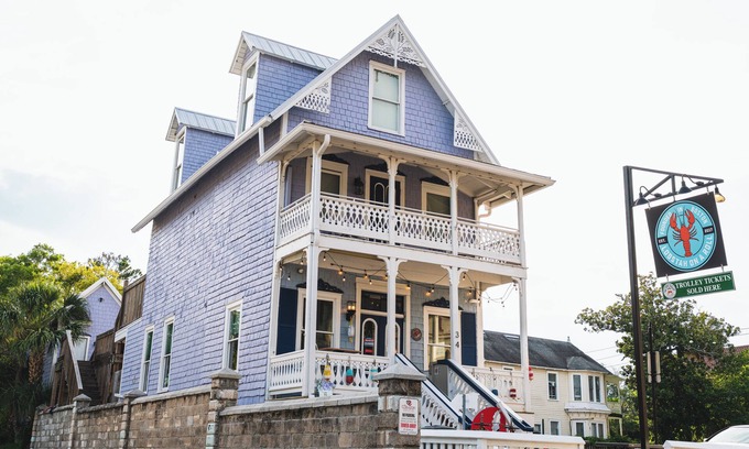 Downtown Historic District House | King Suite w. balcony & view of the Lightner Museum. On-site dedicated parking.