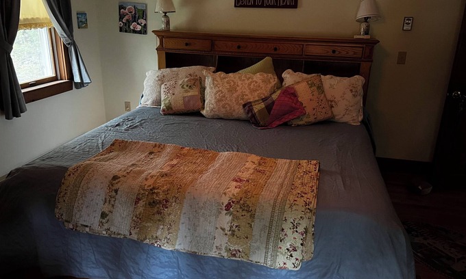 Boothbay House | King two room efficency, private bath, one free parking spot,