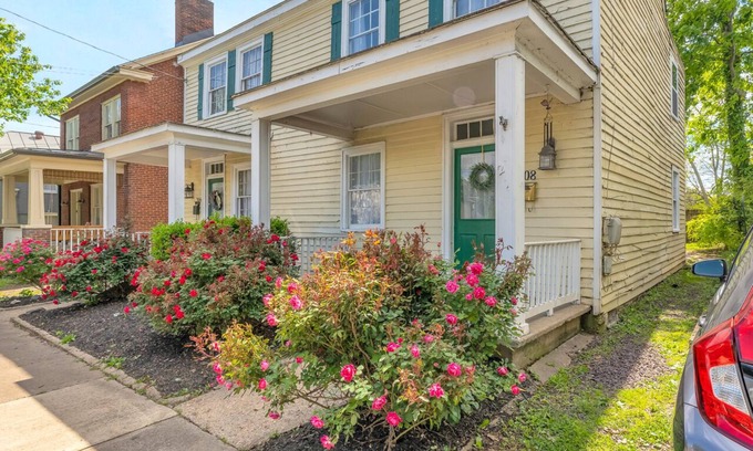 Old Town Fredericksburg House | King VIP- Centrally located, minutes to Mary Washington and I95