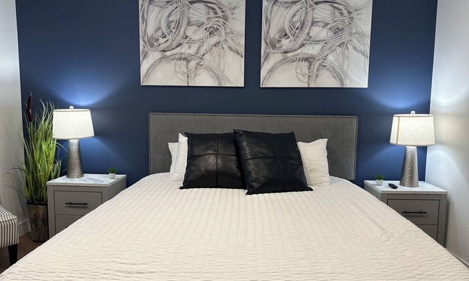 Madison Apartment | King W/D Smart TV Gym 300Mbps Full Kitchen Garage