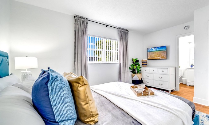 Survey Creek Apartment | King Water View - No Extra Fees - Palm Wave Says