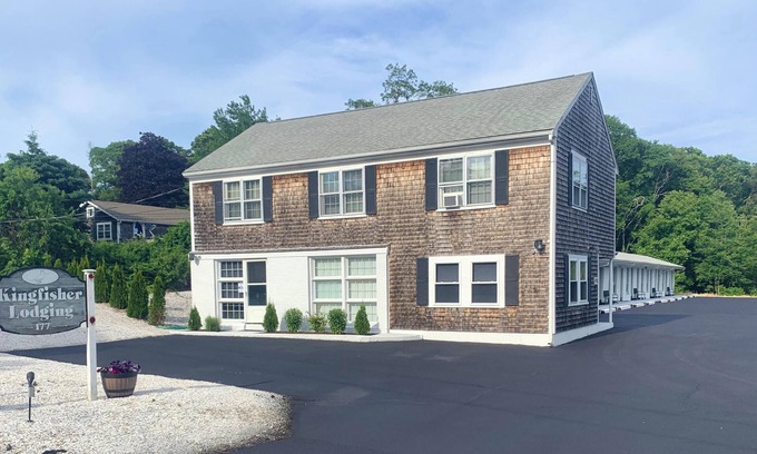 Dennis Hotel | Kingfisher Lodging
