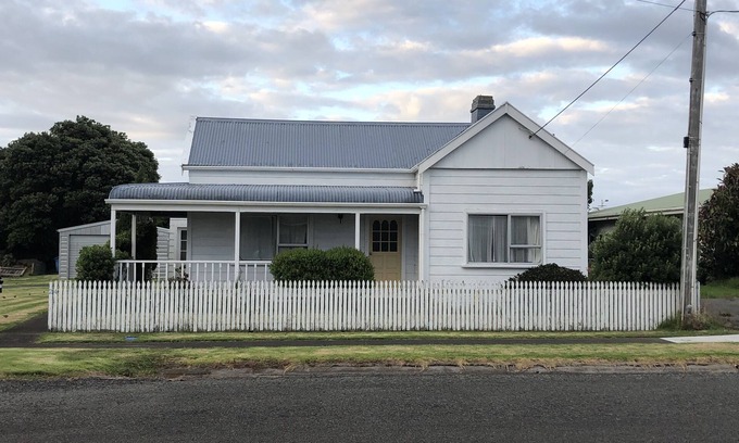 Opunake House | Kings Cottage in Opunake