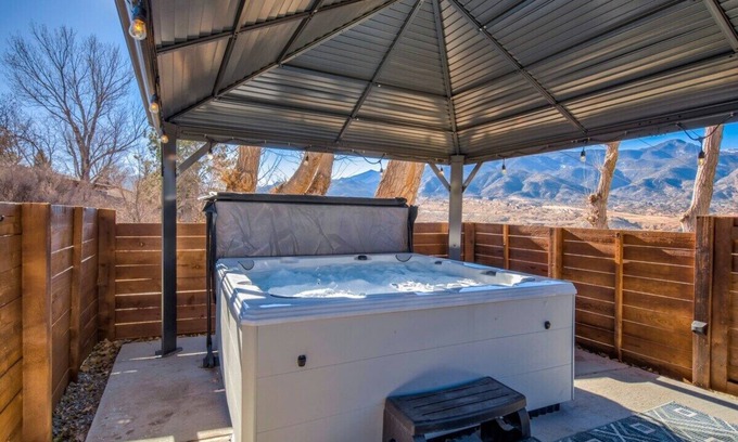 Colorado Springs Apartment | Kings Hideaway! Apartment w Hot Tub & Scenic View