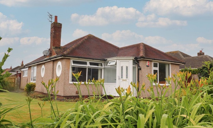 Thornton-Cleveleys Cottage | KINGS WALK, pet friendly, with a garden in Cleveleys