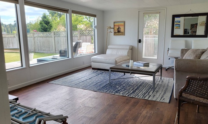 Kingston House | KINGSTON Beachfront Bungalow. 2 blocks to cafes/shops & Seattle Ferry