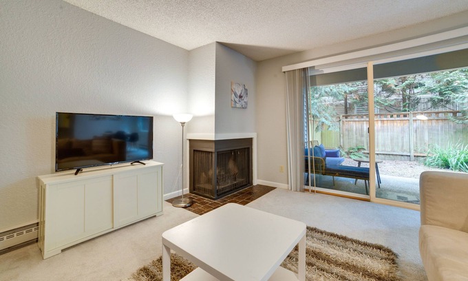 Kirkland Condo | Kirkland Condo w/Fenced Patio ~ 11 Mi to Seattle!