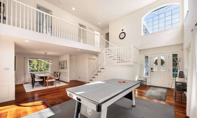 Kingsgate House | Kirkland Elegant 4B 2,5B Family Retreat with Designer Decor