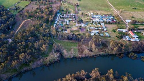 Howlong Hotel | Kismet Riverside Lodge