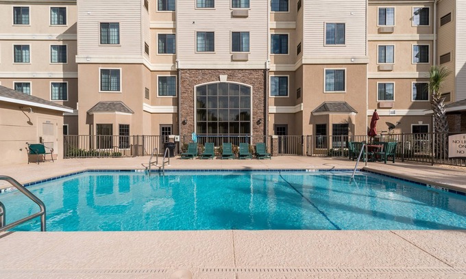Oak Condo | Kitchen + Outdoor Pool | Minutes from Beaches